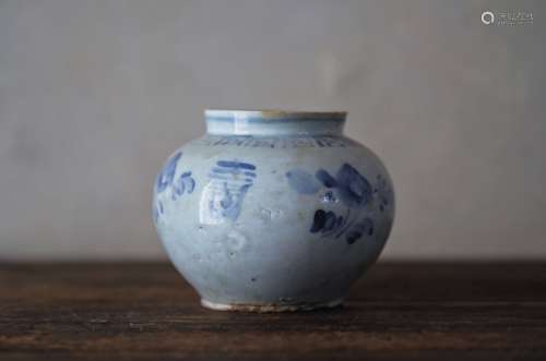18-19世纪 李朝晚期寿字纹白瓷文壶