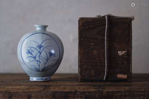 18世纪 李朝时代兰草纹白瓷扁壶