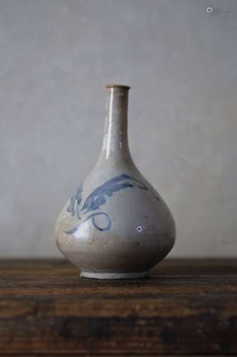 18世纪 李朝蕨草纹染付白瓷细颈瓶
