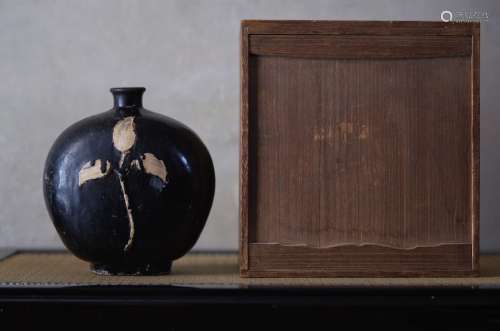 16世纪 李朝时代黑釉镶嵌蓼叶纹扁壶