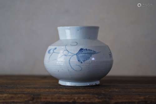 18-19世纪 李朝时代草蝶纹白瓷染付文壶