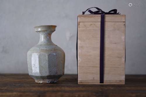 17世纪 李朝白瓷面取盘口瓶