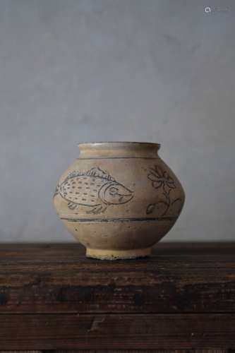 16世纪 李朝时代鸡笼山鱼纹提灯壶
