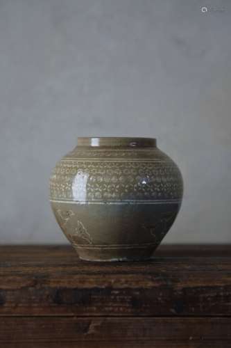 15世纪 李朝初期菊纹镶嵌青瓷壶