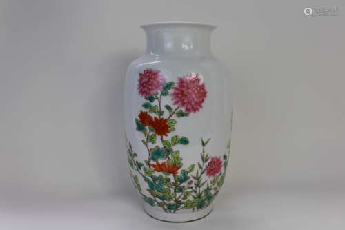 粉彩花卉瓶