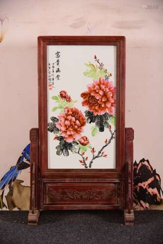 红木雕花框镶青花釉里红花鸟《富贵满堂》竖插座屏