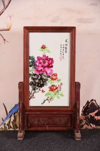 红木雕花框镶青花釉里红花鸟《花开富贵》竖插座屏