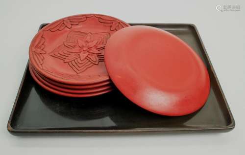 China,   Fünf Teller (D. 10 cm) und Tablett (17 x 14,5 cm), ...