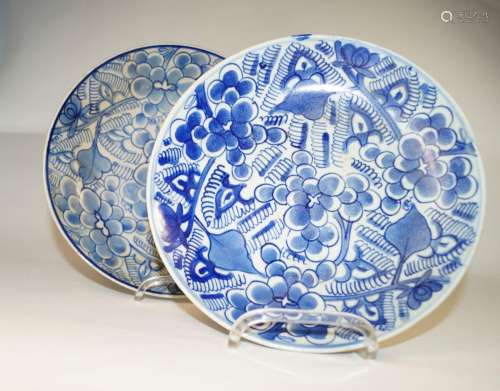 China,   Zwei blauweiße Teller mit Marken (D. ca. 21 cm)