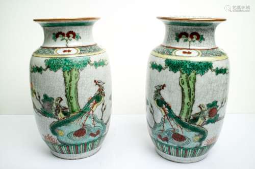 China,   Porzellan Vasenpaar (H. 17,8 cm), 20 Jh.