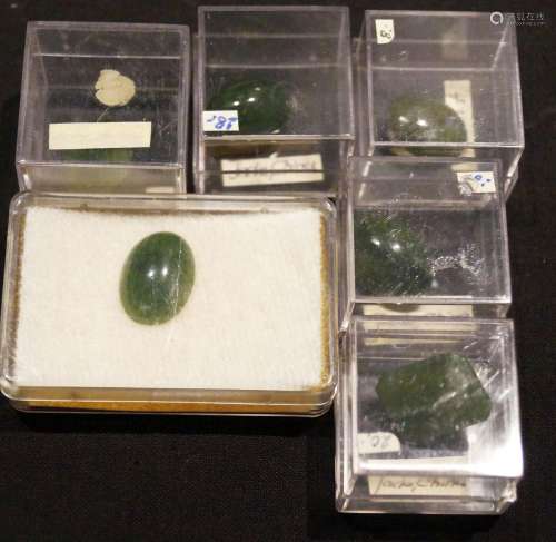 China,   Sechs grüne Jade Cabochon (ca. 1,5 cm)