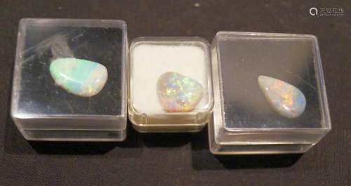 China,   Drei kleine Opale (ca. 1,5 cm)