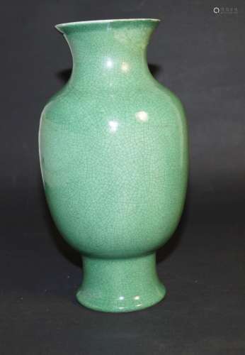 China,   Porzellan Vase (H. 22,5 cm), wohl frühes 20. Jh.