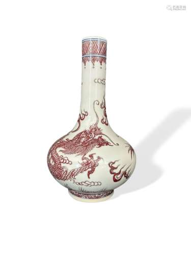 大清乾隆年制款釉里红龙纹长颈瓶