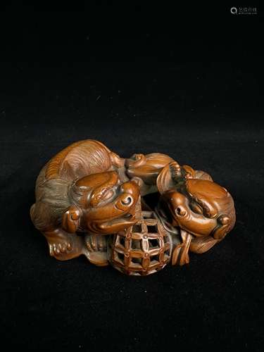 Clear boxwood carved lion handle piece