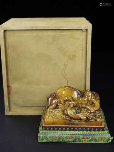旧藏珍品布盒装纯手工雕刻寿山石印章《群螭呈祥》