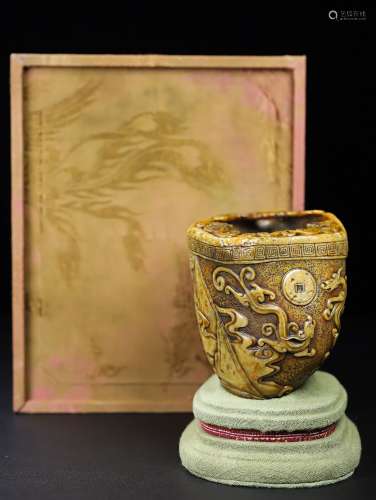 旧藏珍品布盒装纯手工雕刻寿山石兽杯《群螭呈祥》