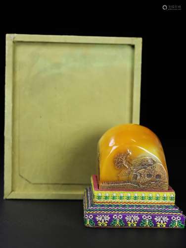 旧藏珍品布盒装纯手工雕刻寿山石印章《蜗居》