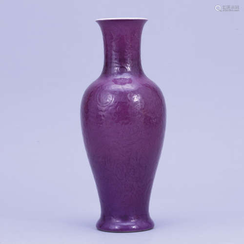 清 茄皮紫暗刻纏枝紋淨瓶
