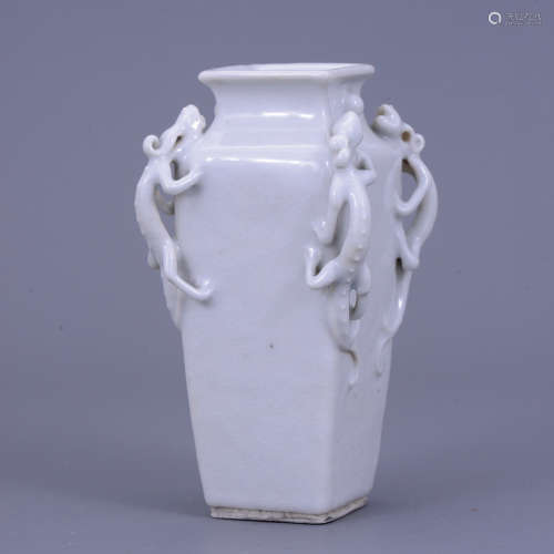 清 白釉雕瓷螭龍方瓶