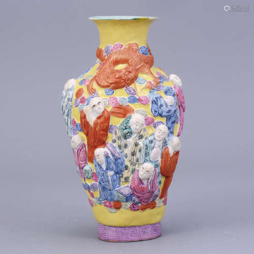 十九世紀 粉彩雕瓷十八羅漢瓶 