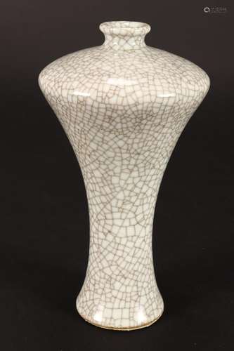 Petit Chinese Crackle Glaze Vase,