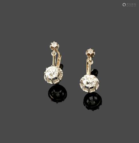 Paire de pendants d'oreilles 
En or gris 18k (750) de t