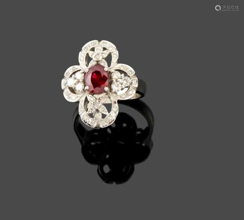 Bague quadrilobée
En or blanc 18k (750) ajourée de fleu