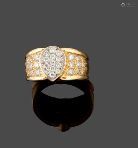 Large bague
En or jaune 18k (750) au centre un motif de