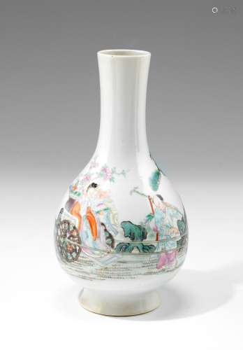 Vase bouteille en porcelaine polychrome
Chine vers 1900