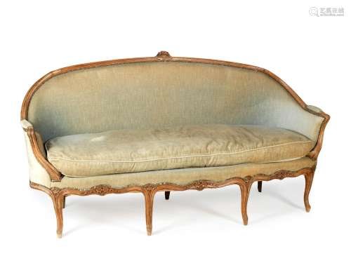 Un canapé en bois naturel. Epoque Louis XV. De forme co