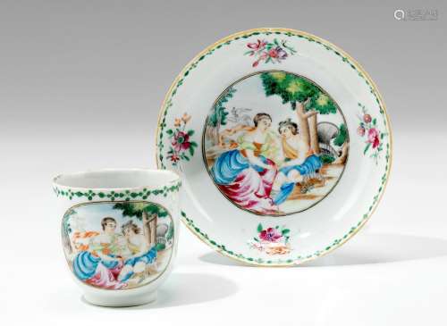 Tasse et sa sous-tasse en porcelaine. Chine, XVIIIe siè