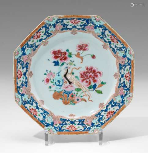 Assiette octogonale en porcelaine. Chine, XVIIIe siècle