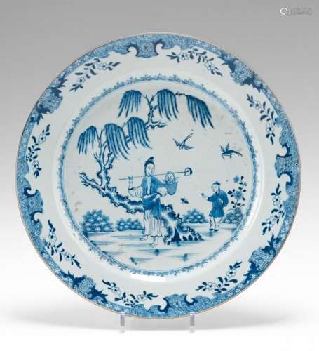Grand plat en porcelaine en bleu. Chine XVIIIe siècle.