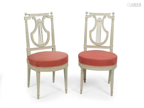 Paire de chaises en bois peint. Travail parisien d’époq
