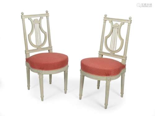 Paire de chaises en bois peint. Travail parisien d’époq