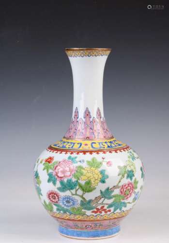 Vase balustre en porcelaine. Chine.
A décor floral.
Hau