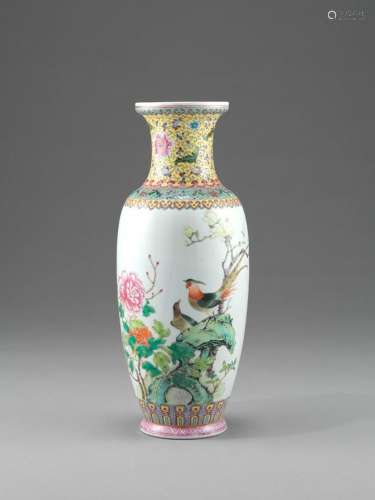 Vase balustre en porcelaine polychrome.
Chine vers 1900