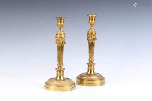 Deux flambeaux formant paire en bronze doré, de style L