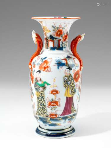 Bayeux. Vase ovoïde sur piédouche, décor aux chinois. A