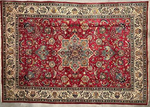 Tapis Tabriz en laine. Iran. 
A décor d'un médaillon ce