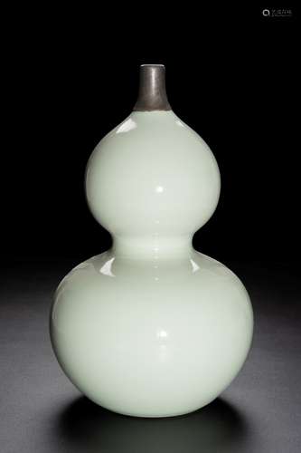 QING QIANLONG DYNASTY, BEAN GREEN GLAZE GOURD BOTTLE