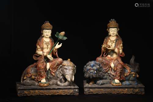 A PAIR OF WOODEN STATUE