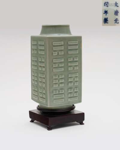 A celadon-glazed vase, cong Guangxu six-character mark, Repu...