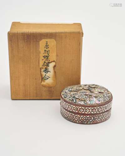 A mother-of-pearl inlaid lacquer box Qing dynasty