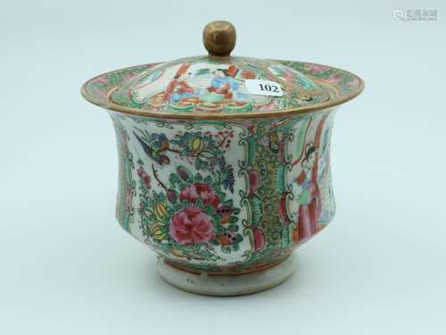 CHINE, Canton - Pot couvert en porcelaine polychrome et