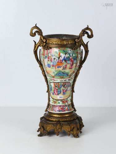 CHINE, Canton - Vase à panse balustre en porcelaine à d