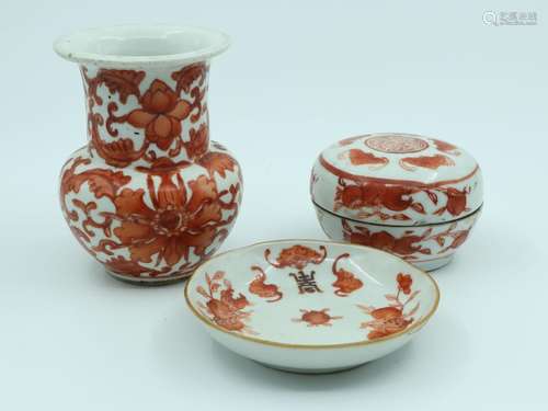 CHINE - Petit vase et bonbonnière en porcelaine à décor