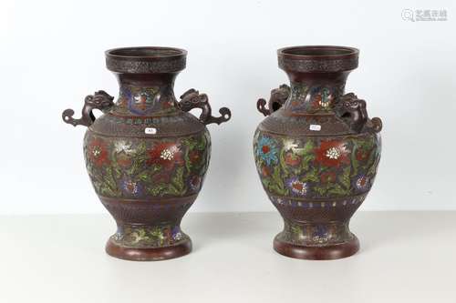 CHINE - Paire de vases en bronze cloisonné et émaillé à