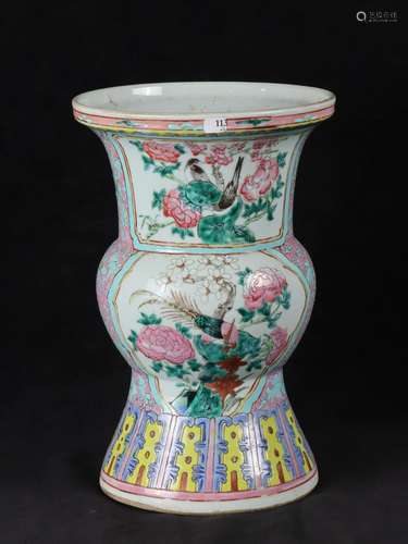 CHINE - Vase à panse renflée en porcelaine à décor poly